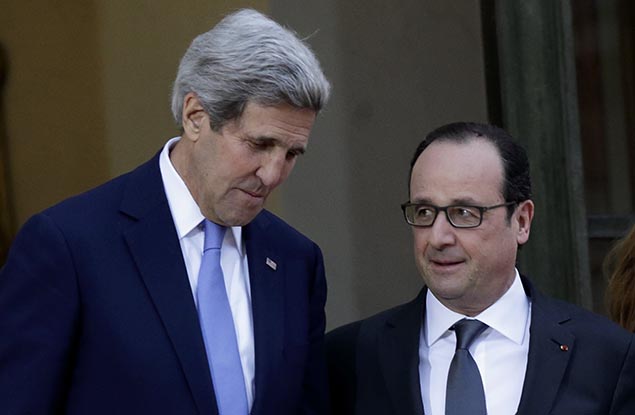 O presidente francs, Francois Hollande, se despede de John Kerry aps uma reunio no Palcio do Eliseu