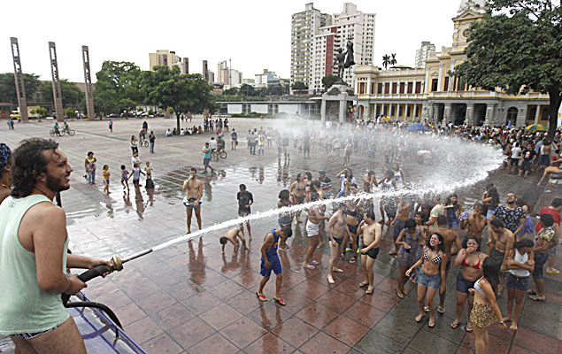 ELO HORIZONTE, MG, 24.01.2015: Pessoas curtem banho de mangueira na tarde deste sbado (24), na Praa da Estao, no centro de Belo Horizonte. O evento popularmente conhecido como Praia da Estao 