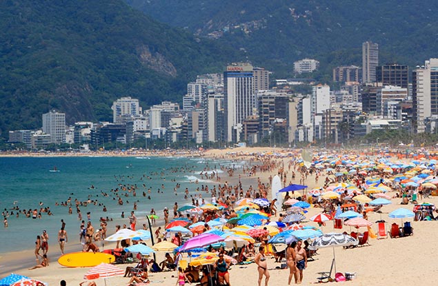 Movimentao de banhistas na praia de Ipanema, na zona sul do Rio de Janeiro; sensao trmica chega a 48C