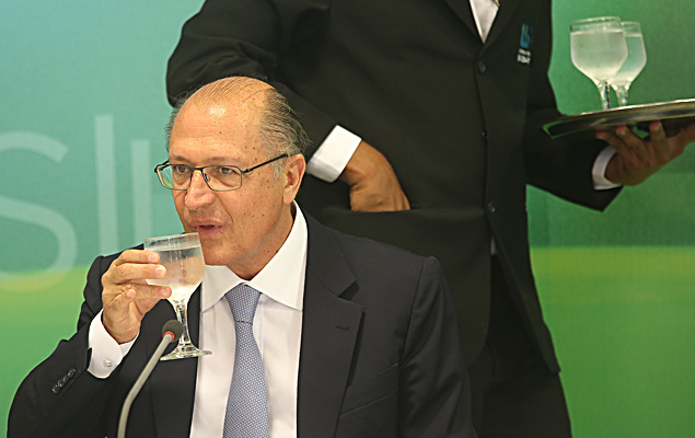 O governador de SP Geraldo Alckmin (PSDB) em entrevista sobre a crise de abastecimento de água