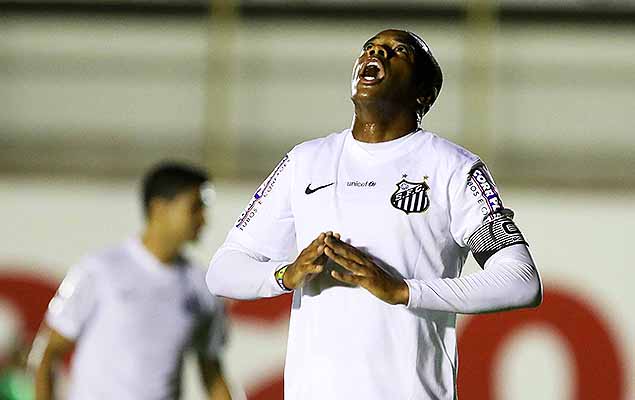 Robinho lamenta gol perdido durante partida entre Mogi Mirim e Santos