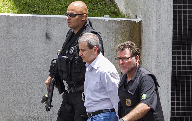 O doleiro Alberto Youssef, preso na Operao Lava Jato, deixa a sede da PF e segue para depor na Justia Federal, em Curitiba (PR)