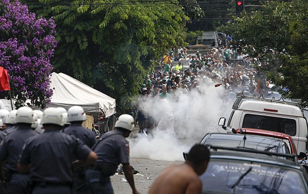 Confronto entre policiais e torcedores do Palmeiras