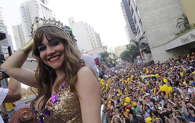 SO PAULO, SP - 08.02.2015: CARNAVAL/SP - A atriz Alessandra Negrini participa do desfile do bloco de carnaval Acadmicos do Baixo Augusta, na rua Augusta, na tarde deste domingo (8). 