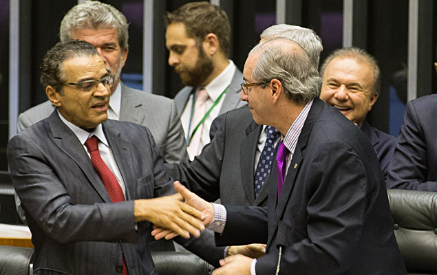 Henrique Eduardo Alves (PMDB-RN) cumprimenta o presidente da Cmara, Eduardo Cunha (PMDB-RJ)
