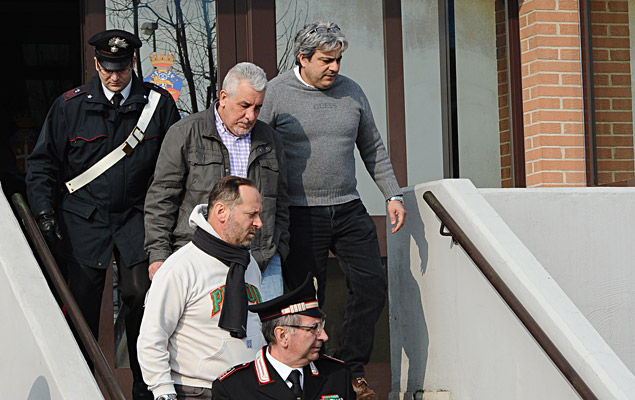 Henrique Pizzolato é levado após se apresentar à polícia de Maranello, no norte da Itália