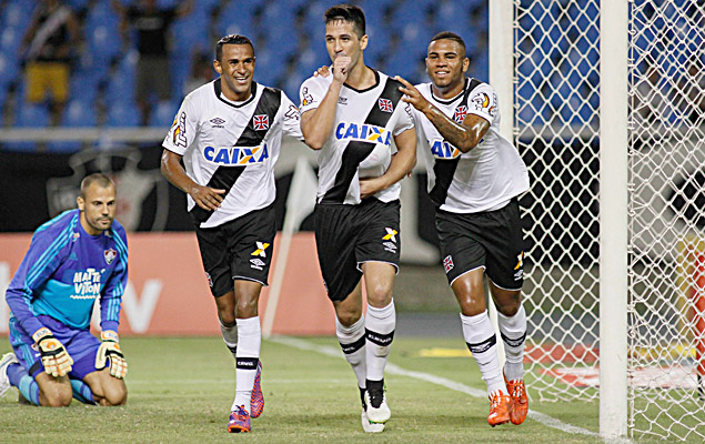 Luan (centro) comemora gol pelo Vasco
