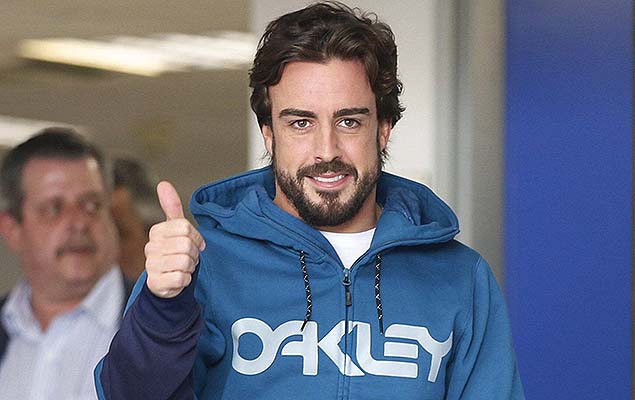 O piloto espanhol d sinal de positivo para os fotgrafos, antes de deixar o hospital