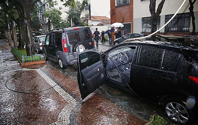 Motorista morre eletrocutado aps queda de rvore na rua Tupi, em Higienpolis, na regio central de So Paulo (SP)