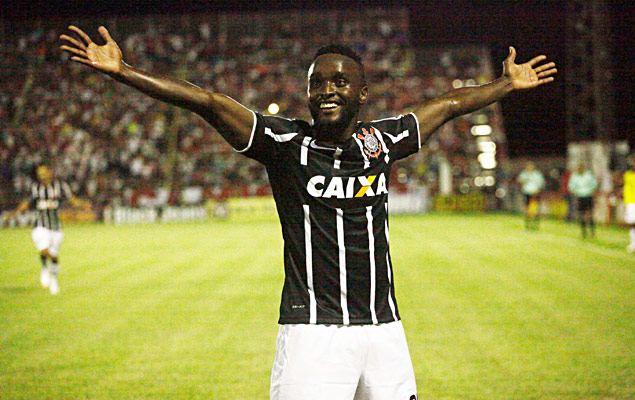 Mendoza comemora seu primeiro gol com a camisa do Corinthians