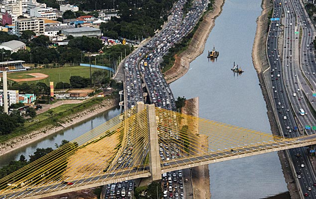 O PAULO, SP, 27.02.2015: Congestionamento de veculos na marginal Tiet sentido rodovia Ayrton Senna (para quem vai para a via Dutra), nas pistas expressa e local, nesta sexta-feira (27)