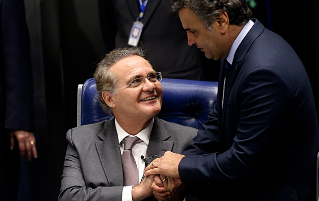 O senador Acio Neves (PSDB) cumprimenta o senador Renan Calheiros (PMDB-AL)