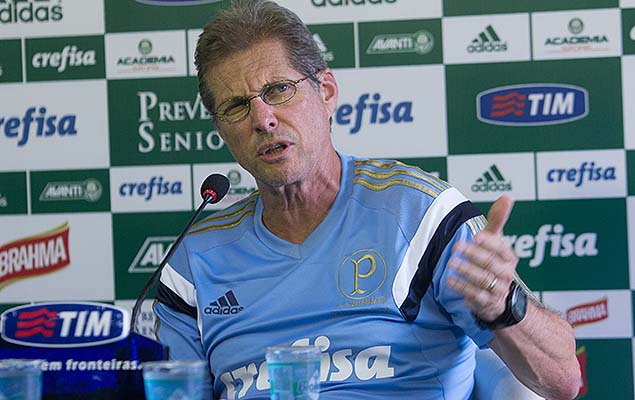 O tcnico Oswaldo de Oliveira concede entrevista coletiva antes do treino do Palmeiras no CT da Barra Funda, nesta sexta-feira (6).