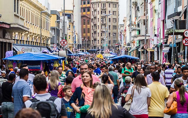 Consumidores lotam a regio da rua 25 de maro, no centro de So Paulo