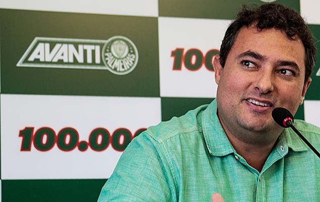 O diretor de futebol do Palmeiras, Alexandre Mattos, concede entrevista