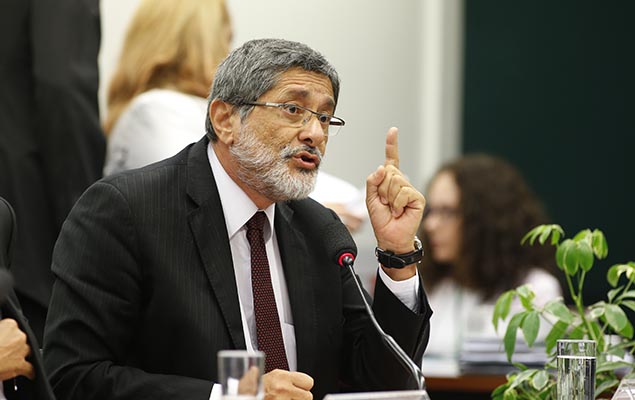 O ex-presidente da Petrobras Jos Srgio Gabrielli presta depoimento  CPI da estatal, na Cmara