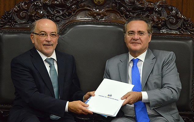Presidente do TCU, Aroldo Cedraz entrega ao presidente do Senado, Renan Calheiros, relatrio sobre o tribunal