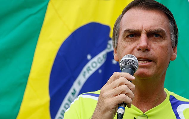 O deputado Jair Bolsonaro (PP-RJ) protesta contra o governo da presidente Dilma Rousseff (PT) na zona sul do Rio, na manh deste domingo