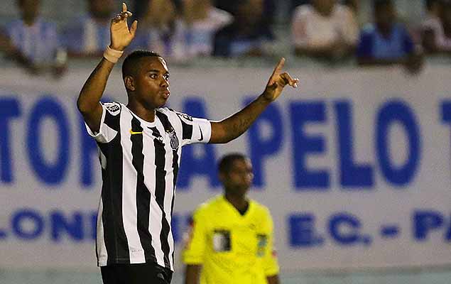 Robinho vibra aps marcar gol pelo Santos, diante do Londrina