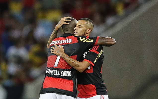 Jogadores do Flamengo comemoram gol em jogo pela Copa do Brasil
