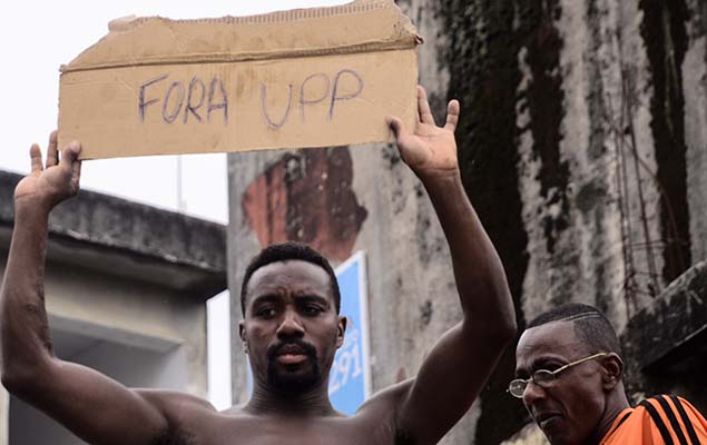 Morador do Complexo do Alemo (RJ) protesta devido a presena da UPP no morro. 