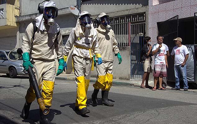 Agentes da Prefeitura de So Paulo dedetizam casas e possveis focos do mosquito Aedes aegypti, transmissor da dengue