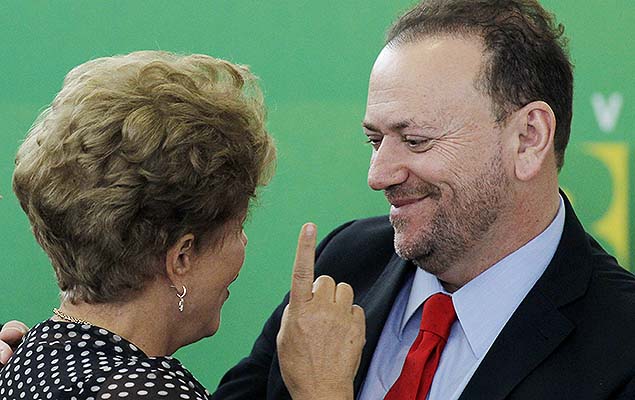 O ministro-chefe da Secom, Edinho Silva, recebe cumprimentos da presidente Dilma 