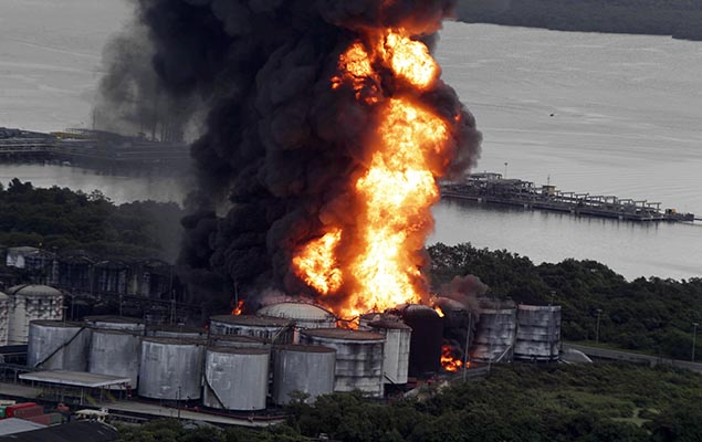Incndio atinge tanques de combustvel da Ultracargo, no bairro Alemoa, em Santos, no litoral de So Paulo, nesta quinta-feira