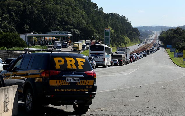 Trnsito intenso na rodovia Ferno Dias (BR-381), na altura do km 50, sentido MG, na regio de Atibaia (SP), nesta sexta-feira