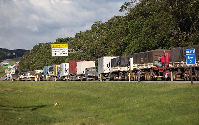 Devido ao incêndio em tanques de combustível em Santos (SP), caminhões têm acesso bloqueado pela via Anchieta, nesta segunda-feira