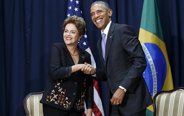 Dilma Rousseff cumprimenta o presidente dos EUA, Barack Obama, em abril