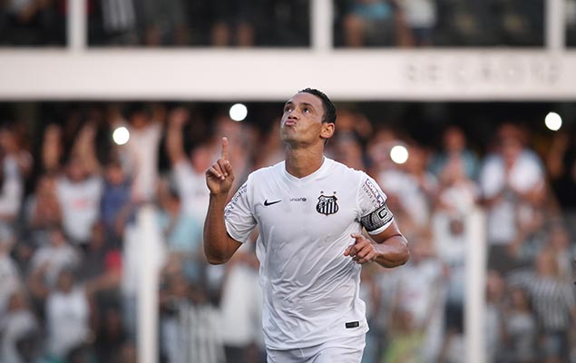 Ricardo Oliveira, do Santos, comemora seu gol na vitria sobre o XV de Piracicaba
