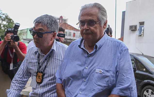 O ex-deputado Pedro Corra (PP-PE,  dir.) na chegada ao IML de Curitiba para exame de corpo de delito