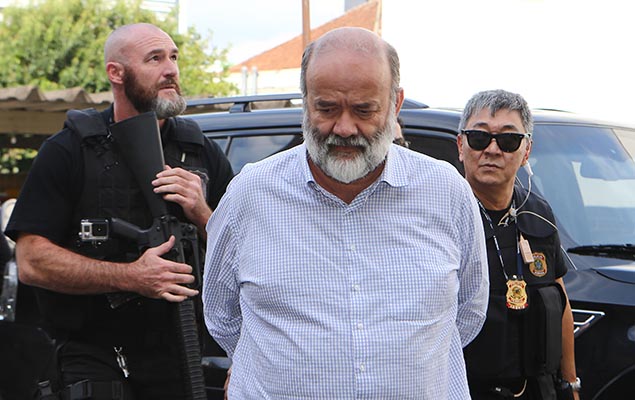 O tesoureiro do PT, Joo Vaccari Neto, chega ao IML de Curitiba (PR) para exame de corpo de delito