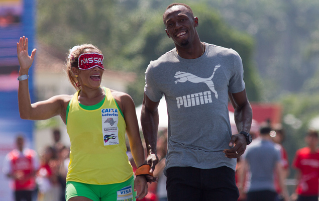Usain Bolt corre com a campe paraolmpica brasileira Terezinha Guilhermina, no Rio