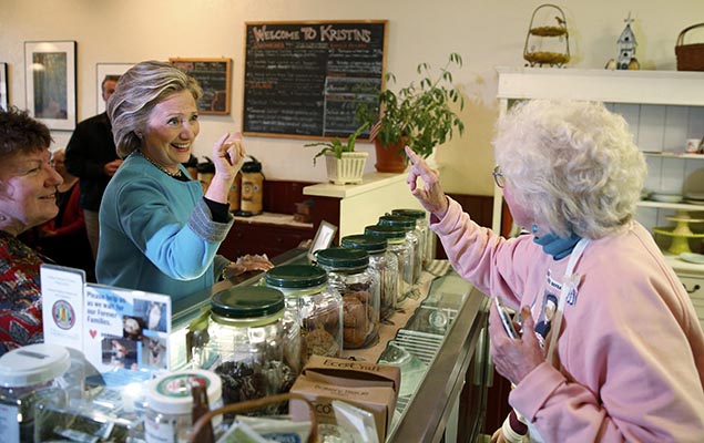 Hillary Clinton visita loja durante campanha na cidade de New Hampshire (EUA)