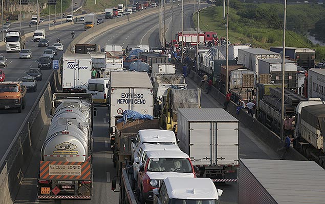 Protesto de caminhoneiros na rodovia Ferno Dias, na zona norte de SP, na sexta-feira (24)