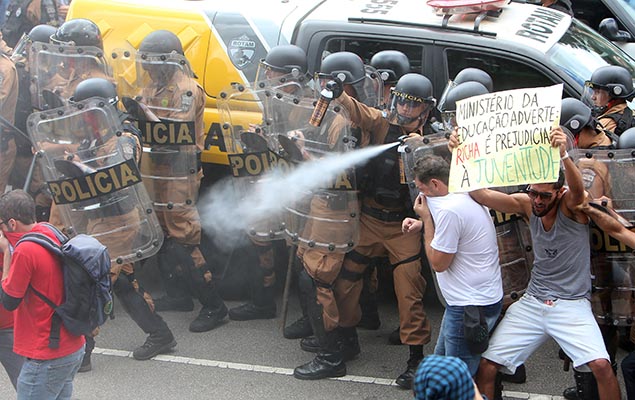 La protesta en contra de la modificacin del sistema previsional en Curitiba dej 35 hospitalizados