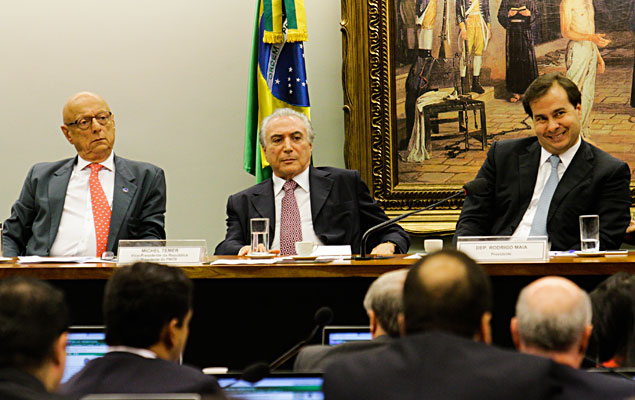 O lder do DEM, Rodrigo Maia (DEM-RJ,  dir.) em reunio com Michel Temer sobre reforma poltica