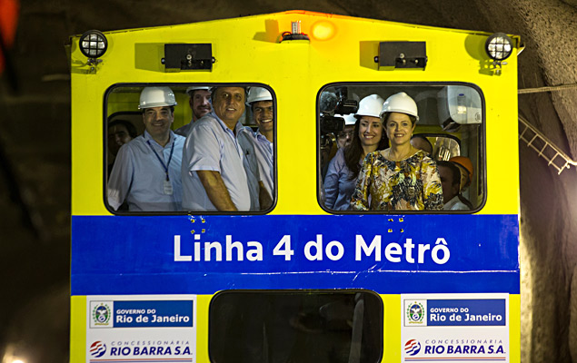 RIO DE JANEIRO, RJ, 12.05.2015: A presidente Dilma Rousseff durante visita ao tnel da Linha 4 do metr do Rio entre So Conrado e a Barra da Tijuca, obra que tem entre seus financiadores o governo federal, no Rio de Janeiro