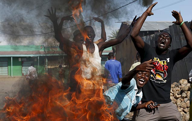 Manifestantes protestam contra o terceiro mandato do presidente Pierre Nkurunziza, em Bujumbura