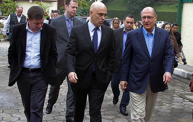Alckmin e o secretrio de Segurana Pblica, Alexandre de Moraes, acompanham incinerao de uma tonelada de drogas em Mau (SP)