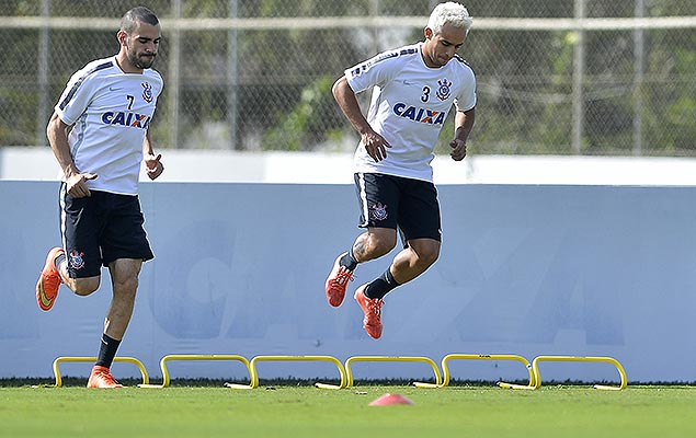 Bruno Henrique (e) e Jadson durante treino do Corinthians