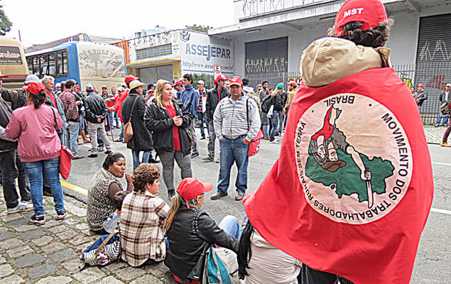 CURITIBA, PR, 28.05.2015: Integrantes do MST ( Movimento dos Trabalhadores Rurais Sem Terra) ocupam a sede do Incra (Instituto Nacional de Colonizao e Reforma Agrria), localizada na Rua Dr Faivre