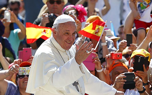 O papa Francisco chega para sua audincia semanal na praa So Pedro, no Vaticano, na manhquarta-feira (3)