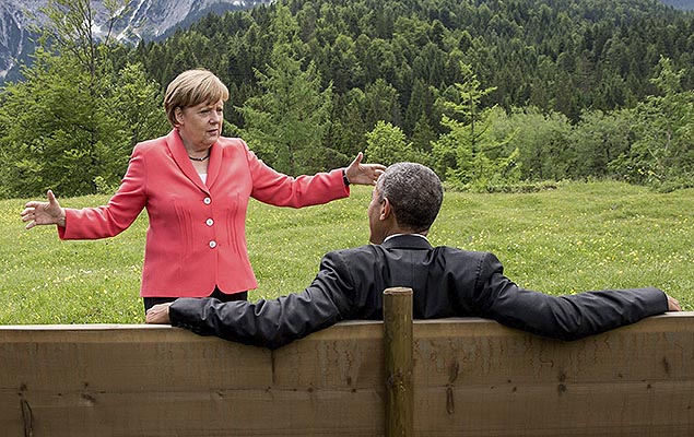 Angela Merkel conversa com o presidente dos EUA, Barack Obama, no castelo de Elmau, na Alemanha, durante as reunies do G7