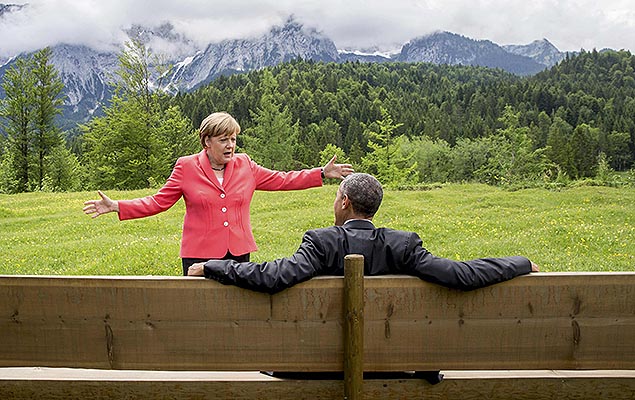 Angela Merkel conversa com o presidente dos EUA, Barack Obama, no castelo de Elmau, durante o G7