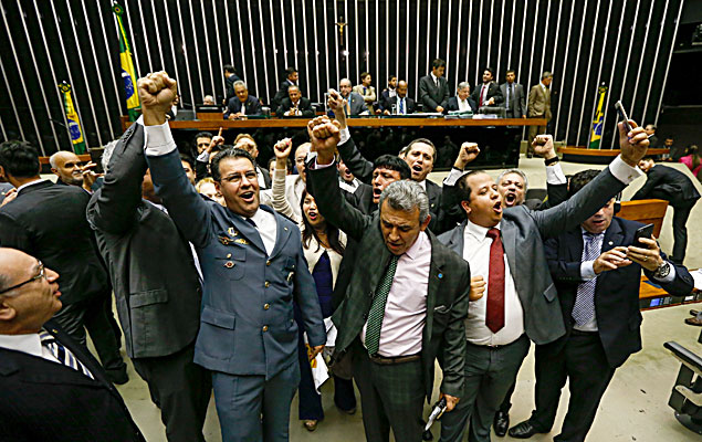 Deputados favorveis  reduo da maioridade penal comemoram no plenrio da Cmara dos Deputados