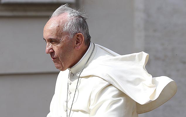 Papa Francisco chega para audincia semanal na praa So Pedro, no Vaticano