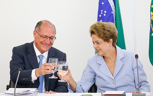 Dilma e Alckmin em assinatura de contrato para aumentar oferta de gua no Estado de So Paulo